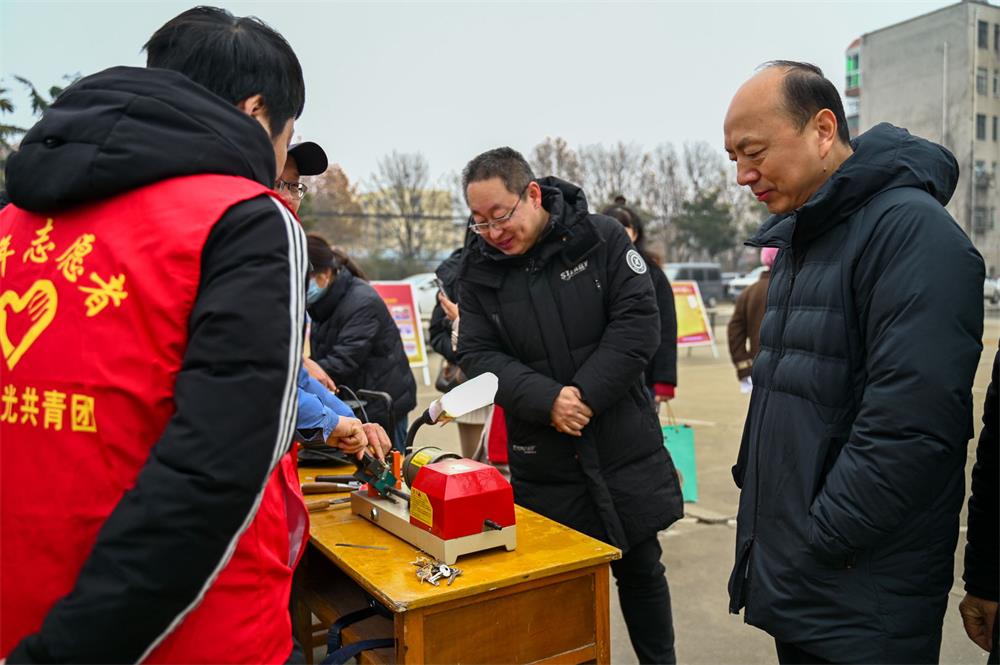 冬日里的“一抹紅”！樂凱華光團委開展學雷鋒志愿服務(wù)活動